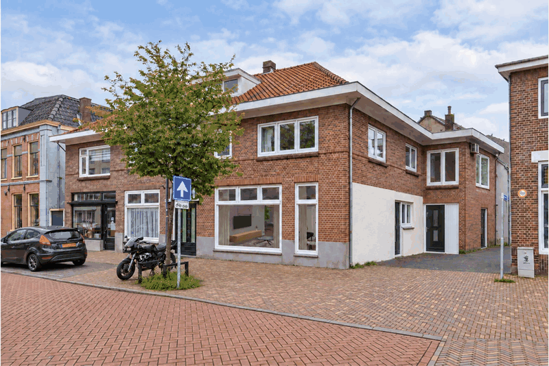 Gevel van Zandstraat 39 in daglicht, gouden uur, avond, regen en straatleven